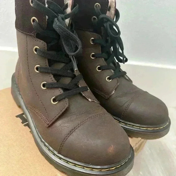 Dr. MARTENS WOMEN'S FUR LINED LACE UP BOOTS Dark Brown SIZE: 5 - Picture 2 of 14